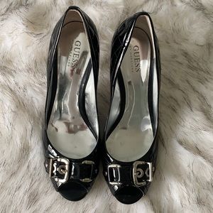 GUESS STITCHED BLACK PATENT PEEP TOE HEELS…SIZE 8